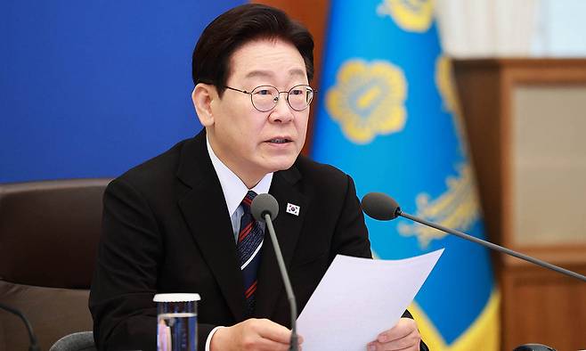 이재명 대통령이 지난 16일 청와대에서 열린 수석보좌관회의에서 발언을 하고 있다. 뉴스1