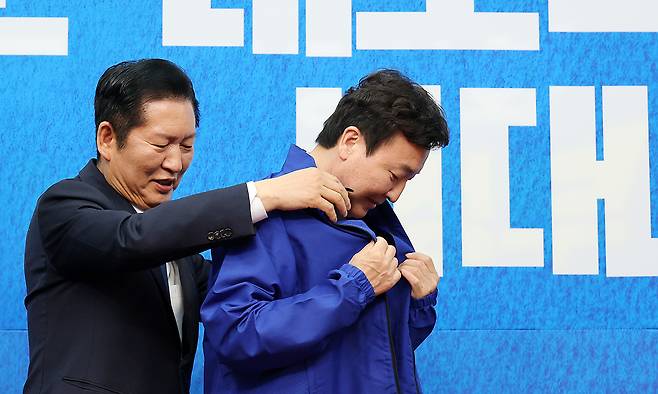 더불어민주당 정청래 대표가 17일 국회에서 열린 1차 인재영입식에서 전태진 변호사에게 당 점퍼를 입혀주고 있다. 전 변호사는 김상욱 의원의 울산시장 선거 출마로 오는 6월 치러지는 울산 남갑 국회의원 보궐선거에 더불어민주당 후보로 출마할 예정이다. 연합뉴스