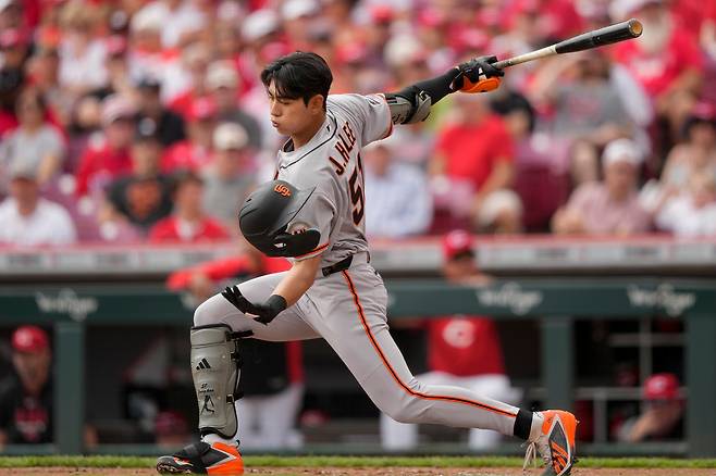 San Francisco Giants' Jung Hoo Lee catches his batting helmet after it came off while swinging at a strike during the second inning of a baseball game against the Cincinnati Reds in Cincinnati, Thursday, April 16, 2026. (AP Photo/Carolyn Kaster)/2026-04-17 06:33:35/ <저작권자 ⓒ 1980-2026 ㈜연합뉴스. 무단 전재 재배포 금지, AI 학습 및 활용 금지>