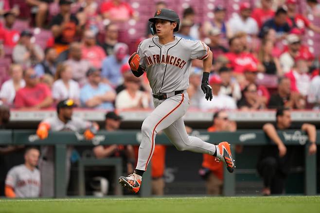 San Francisco Giants' Jung Hoo Lee suns to score on a single hit by Casey Schmitt during the seventh inning of a baseball game against the Cincinnati Reds in Cincinnati, Thursday, April 16, 2026. (AP Photo/Carolyn Kaster)