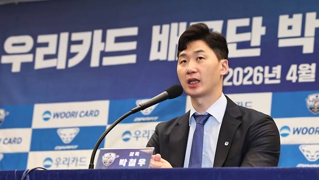 남자배구 우리카드 박철우 감독이 16일 서울 중구 프레스센터에서 열린 취임 기자회견에서 취재진 질문에 답하고 있다. 연합뉴스