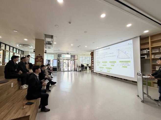 글로벌웹툰허브센터에서 열린 원도심 콘텐츠 창·제작기지 조성을 위한 임대 선정 건축주 설명회 모습.