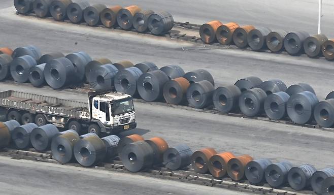 평택항에 쌓여있는 철강제품들 - 지난 3일 경기 평택시 포승읍 평택항 야적장에 철강제품이 쌓여있는 모습. 뉴시스