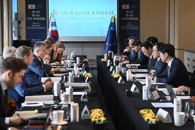 제13차 한-EU FTA 무역위원회 및 제1차 차세대전략대화 개최 - 여한구 산업통상부 통상교섭본부장이 17일 서울 종로구 포시즌스호텔에서 열린 제13차 한-EU FTA 무역위원회 및 제1차 차세대전략대화에서 발언하고 있다. 산업통상부 제공