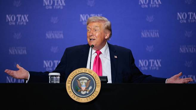 도널드 트럼프 미국 대통령이 16일(현지 시간) 네바다주 라스베이거스에서 주최한 ‘팁에 대한 면세’ 정책 홍보 행사에서 발언하고 있다. 로이터연합뉴스