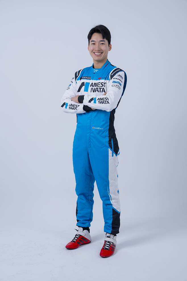 이정우 드라이버가 레이싱 수트를 입고 포즈를 취하고 있다. 사진 제공=MIK