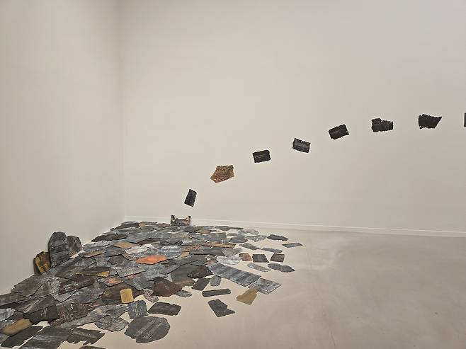 제니 홀저의 ‘저주받은(Cursed)’은 고대 저주판처럼 생긴 296개 금속판에 SNS에 게시된 정치적 악플들을 새긴 설치 작품이다.  /조상인 기자