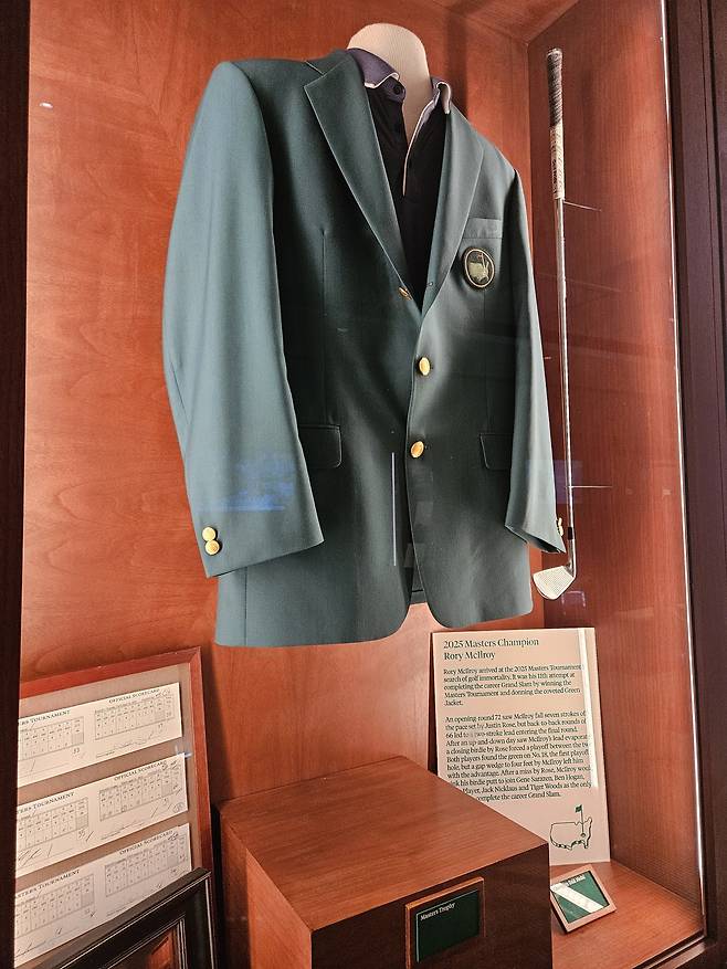 13일(현지 시간) 오거스타내셔널GC 클럽하우스 2층에 로리 매킬로이의 그린 재킷과 클럽·스코어카드가 전시돼 있다. 오거스타=양준호 기자