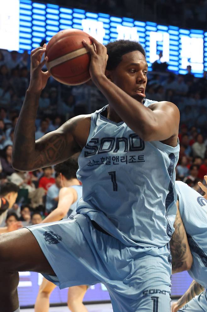 소노 네이던 나이트가 16일 고양소노아레나에서 열린 SK와 6강 PO 3차전 도중 리바운드를 잡고 있다. 고양｜뉴시스