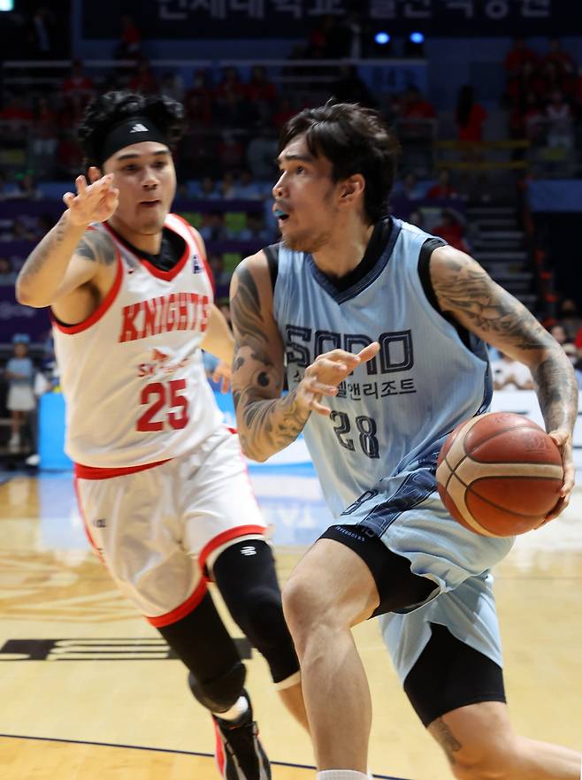 소노 케빈 켐바오(오른쪽)가 16일 고양소노아레나에서 열린 SK와 6강 PO 3차전 도중 알빈 톨렌티노의 수비를 피해 돌파를 시도하고 있다. 고양｜뉴시스