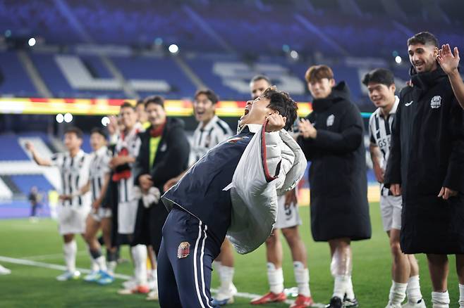 서울 김기동 감독이 15일 울산과 원정경기서 4-1 대승을 거둔 뒤 원정 팬 앞에서 포효하고 있다. 사진제공｜한국프로축구연맹