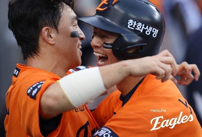 두산 손아섭(왼쪽)은 트레이드 이적한 뒤 등번호 8을 선택하며 한화 노시환과 함께 반등을 약속했다. 사진은 둘의 한화 시절. 사진제공｜한화 이글스