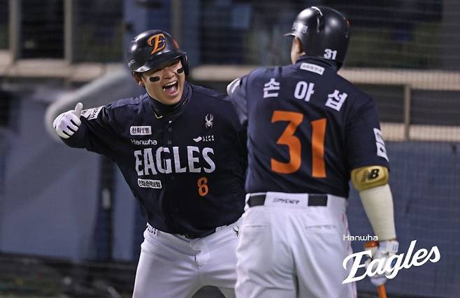 두산 손아섭(31번)은 트레이드 이적한 뒤 등번호 8을 선택하며 한화 노시환과 함께 반등을 약속했다. 사진은 둘의 한화 시절. 사진제공｜한화 이글스
