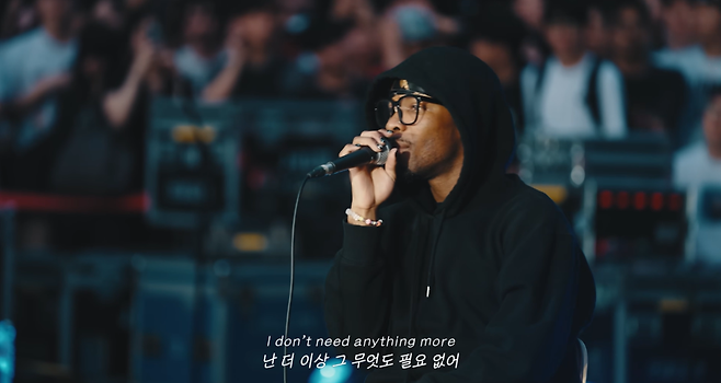 d4vd 내한 버스킹 당시 모습. 유니버셜 뮤직 코리아 공식 유튜브 채널 캡처