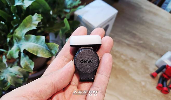 오즈모 포켓4에 결착하여 사용하는 보조 라이트는 접을 수 있는 형태다. 사진 | 손재철기자