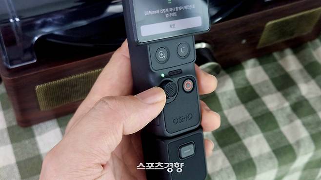 오즈모 포켓4 조이스틱. 미는 힘에 따라 속도 카메라 헤드 조절이 되는 가변 제어 저항이 들어가 있다. 사진 | 손재철 기자