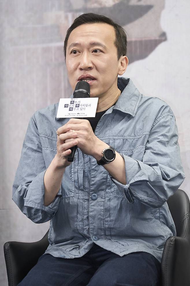 차영훈 PD가  17일 서울 마포구 스탠포드 호텔에서 진행된 JTBC 새 토일드라마 ‘모두가 자신의 무가치함과 싸우고 있다’ 제작발표회에서 질의응답을 진행하고 있다. JTBC 제공