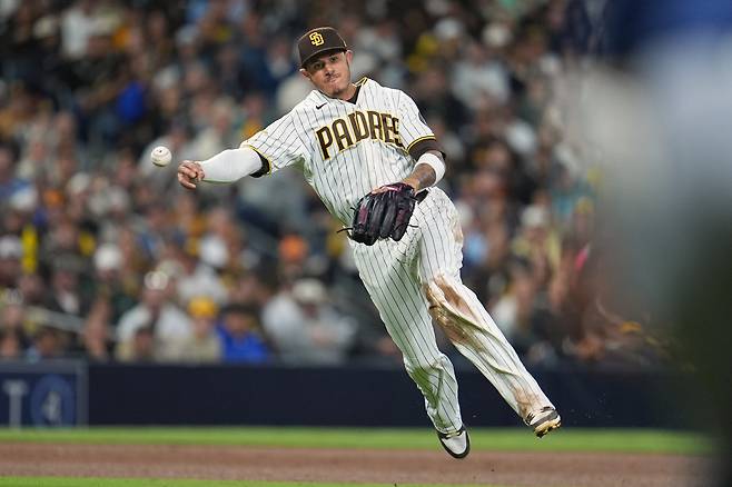 샌디에이고 3루수 매니 마차도가 17일 시애틀전에서 8회 랜디 아로사레나의 타구를 잡아 러닝 스로우 하고 있다. AP연합뉴스