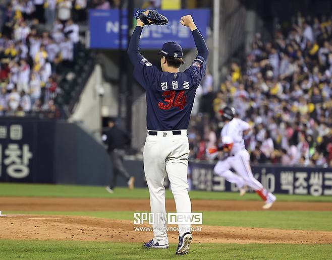 ▲ 김원중이 윤동희의 수비에 기뻐하는 장면. 김원중은 15일 잠실 롯데전에서 직구 최고 구속 149㎞를 기록하며 ⅓이닝 무실점으로 홀드를 챙겼다. 시즌 첫 홀드다. ⓒ곽혜미 기자