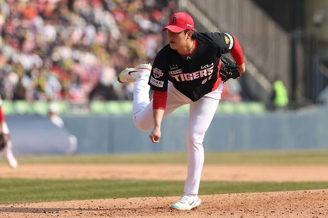 ▲ 한때 150km 이상의 빠른 공을 던지던 파이어볼러였지만, 최근에는 140km 수준으로 구속이 떨어진 김시훈ⓒKIA타이거즈