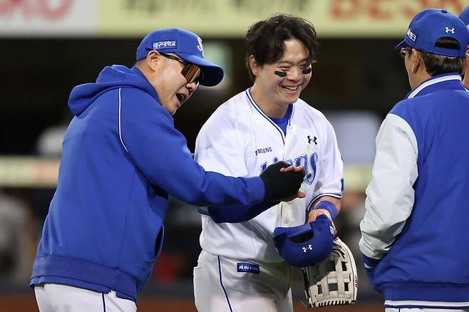 ▲ 왼쪽부터 박진만 감독, 박승규.&nbsp;삼성 라이온즈 박승규가 허벅지에 불편감을 느끼고 있다. 17일 대구 삼성라이온즈파크에서 열릴 예정인 LG 트윈스와의 홈경기 선발 라인업에서 제외됐다. 박진만 삼성 감독은 팀 내 부상자 속출로 안타까운 마음을 드러냈다. ⓒ삼성 라이온즈