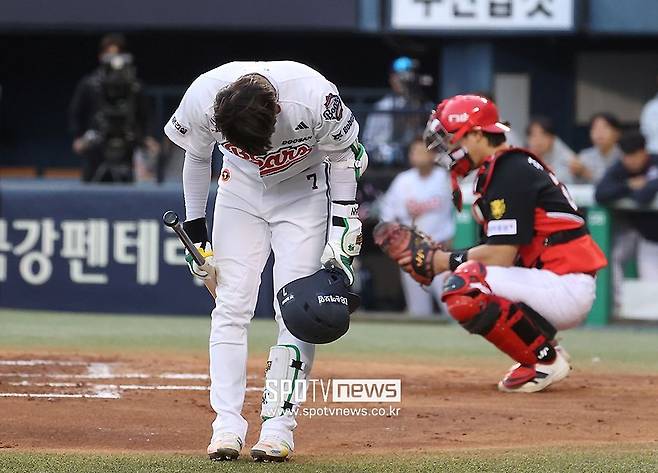 ▲ 17일 잠실 KIA전에서 옛 동료들과 팬들에게 인사를 건넨 박찬호 ⓒ곽혜미 기자