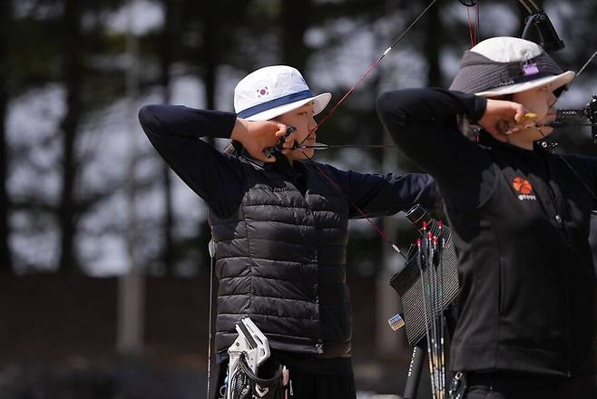 ▲ 양궁을 시작한 지 2년 밖에 되지 않은 강연서(사진 왼쪽)는 한국 양궁 역대 최연소 국제 종합대회 출전 신기록을 작성했다. 종전 최연소 국가대표는 만 17세에 2020 도쿄 올림픽에 나서 금메달 2개를 수확한 남자 리커브 김제덕이었다. 강연서는 김제덕의 기록을 3년가량 앞당기며 새 역사를 썼다.&nbsp;ⓒ 대한양궁협회