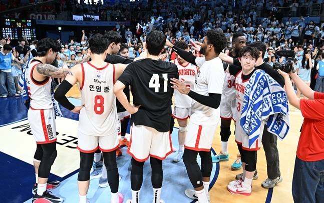 SK 선수들이 16일 소노전을 마치고 서로를 격려하고 있다. /사진=KBL