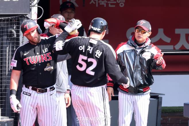 LG 1번타자 이재원이 3월 17일 KT위즈파크에서 열린 2026 프로야구 시범경기 KT위즈와 LG트윈스 경기 1회초 선두타자로 나와 오원석을 상대로 선제 솔로홈런을 터트린 후 염경엽 감독의 축하를 받고 있다. 2026.03.17. /사진=강영조 선임기자