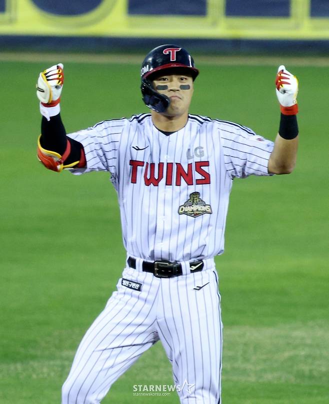 2026 신한 SOL KBO리그 LG 트윈스 대 롯데 자이언츠 경기가 16일 서울 잠실야구장에서 열렸다.  LG 천성호가 2회말 1사 2루에서 동점 1타점 적시 2루타를 날리고 출루한 후 세리머니를 하고 있다. /사진=김진경 대기자