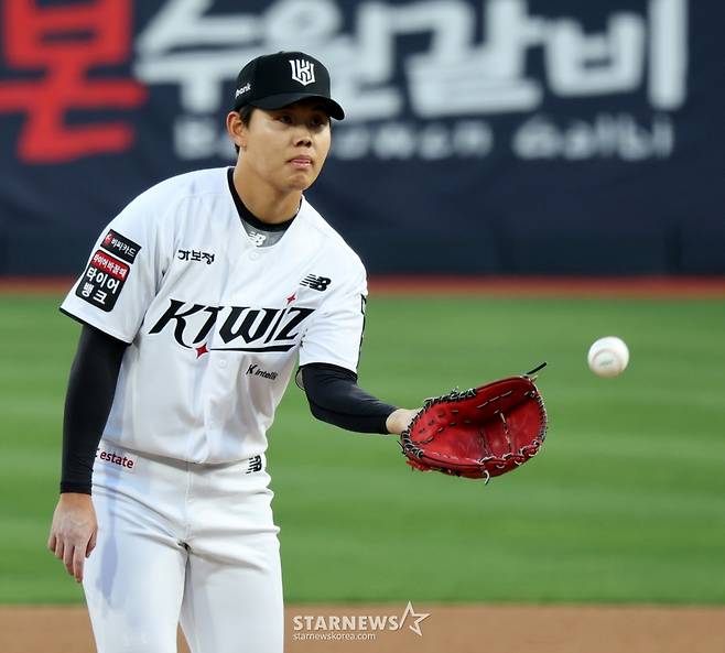 [한번에쓱] '키움전 선발나선' 소형준,  1회 만루위기 넘겼다