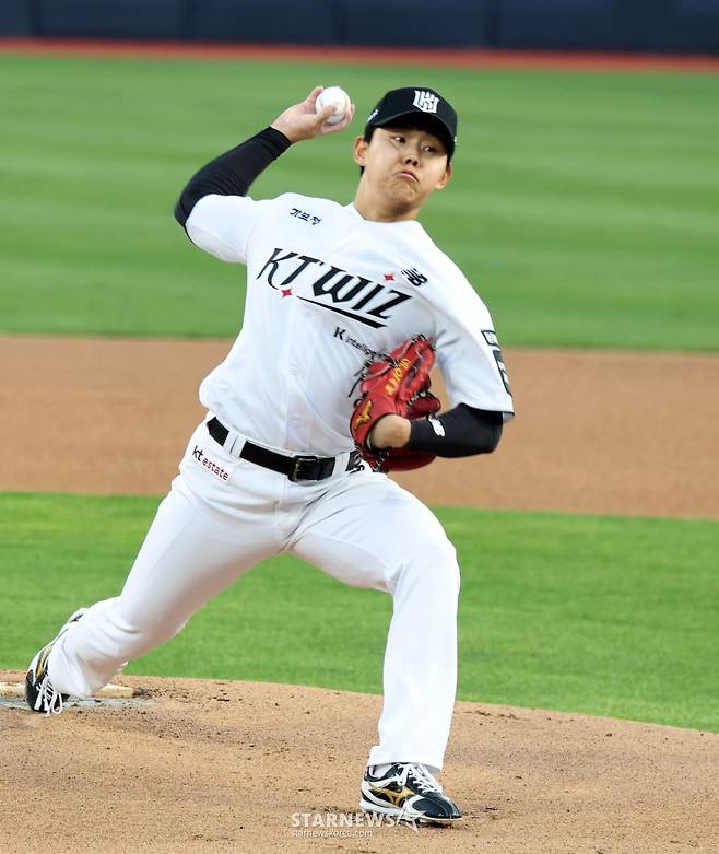 [한번에쓱] '키움전 선발나선' 소형준,  1회 만루위기 넘겼다
