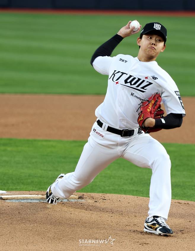 [한번에쓱] '키움전 선발나선' 소형준,  1회 만루위기 넘겼다