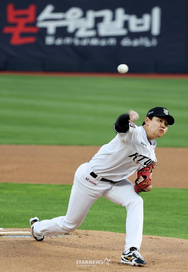 [한번에쓱] '키움전 선발나선' 소형준,  1회 만루위기 넘겼다
