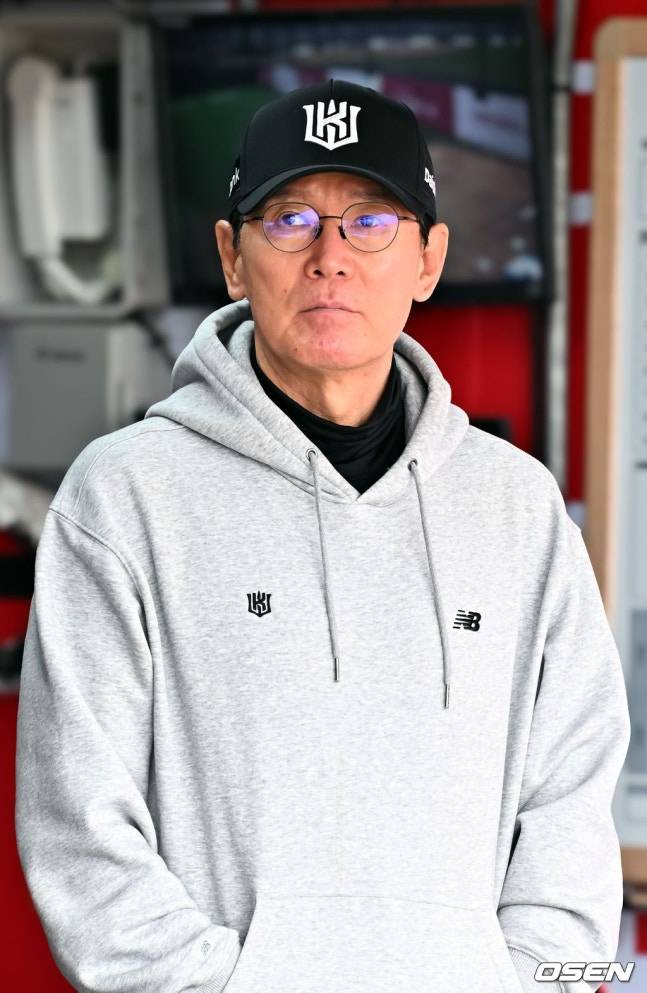 17일 경기를 앞두고 훈련을 지켜보는 이강철 감독.