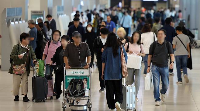김포국제공항에서 여행객들이 항공기에 탑승하기 위해 이동하고 있다.[사진 | 뉴시스]