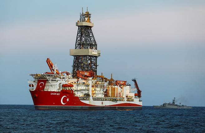 지난 4월 10일(현지시간) 소말리아 모가디슈항 인근 인도양에 정박한 튀르키예 심해 시추선 ‘차으르 베이’. 그 옆으로 튀르키예 해군 함정이 시추선을 호위하고 있다. 로이터연합뉴스