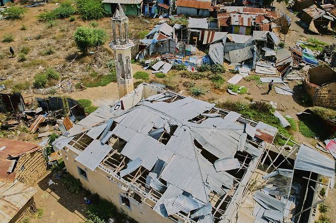 지난해 11월 11일(현지시간) 소말리아 사비드 카놀레에서 알샤바브 잔당들의 공격으로 파괴된 모스크와 주변 건물. AP연합뉴스