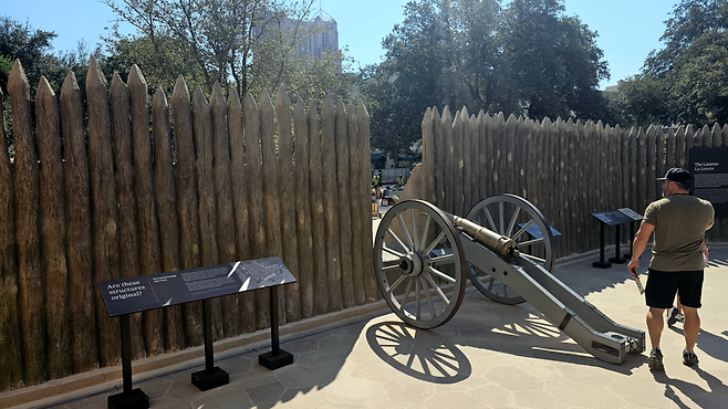 알라모 전도소에는 스페인 정벌군에 저항해 싸웠던 미 의용군의 대포 등이 전시돼 있다. 손호철 제공