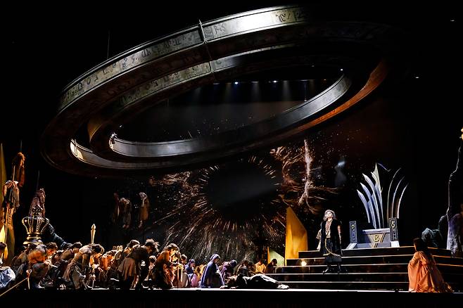 오페라 <나부코>의 대단원. 독주를 마시고 죽어가는 아비가일레와 참회하는 나부코. 서울시오페라단 제공