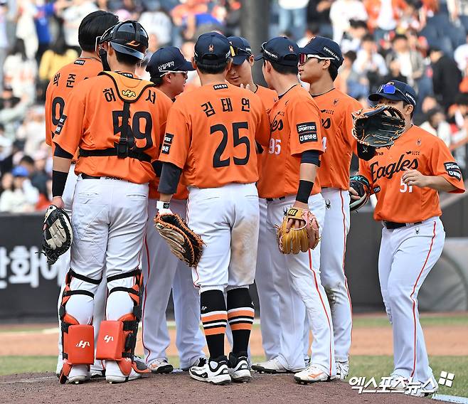 한화 이글스가 6연패에 빠진 가운데 누가 봐도 번복될 수 있는 판정에 대해 비디오 판독을 신청하지 않아 팬들이 크게 아쉬워하고 있다. 해당 플레이가 9회에 나왔다고 해도 벤치가 당연히 비디오 판독을 했었어야 한다는 주장이 속출하는 중이다. 한화는 17일 대전 한화생명볼파크에서 열린 2026 신한 SOL KBO리그 삼성 라이온즈와의 홈경기에서 1-6으로 졌다. 이 경기에서 한화는 1-6으로 뒤지던 9회 1사에서 주장 채은성이 중견수 뜬공으로 아웃됐다. 중계화면을 보면 안타로 번복될 수 있는 상황이었으나 한화 벤치는 비디오판독 신청을 하지 않았다. 엑스포츠뉴스DB