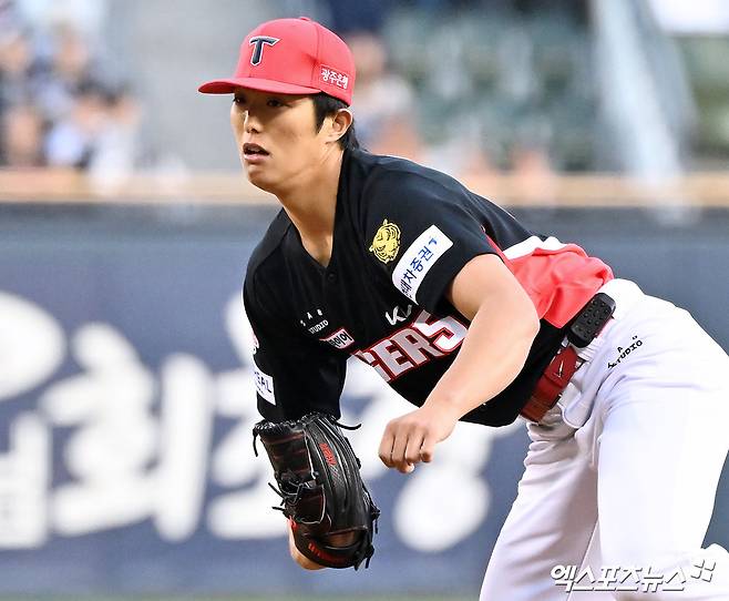 17일 오후 서울 송파구 잠실야구장에서 열린 '2026 신한 SOL Bank KBO리그' KIA 타이거즈와 두산 베어스의 경기, 1회말 KIA 선발투수 이의리가 공을 힘차게 던지고 있다. 잠실, 김한준 기자