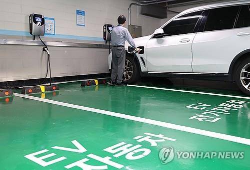 전기차 충전 [연합뉴스 자료사진]