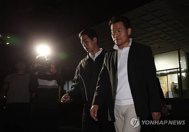 전한길, 영장실질심사 기각 (서울=연합뉴스) 김성민 기자 = 이재명 대통령과 개혁신당 이준석 대표의 명예를 훼손한 혐의로 경찰 수사를 받아온 한국사 강사 출신 유튜버 전한길(본명 전유관)씨가 16일 구속 전 피의자 심문(영장실질심사) 기각 후 서울 영등포구 영등포경찰서를 나서고 있다. 2026.4.17 ksm7976@yna.co.kr