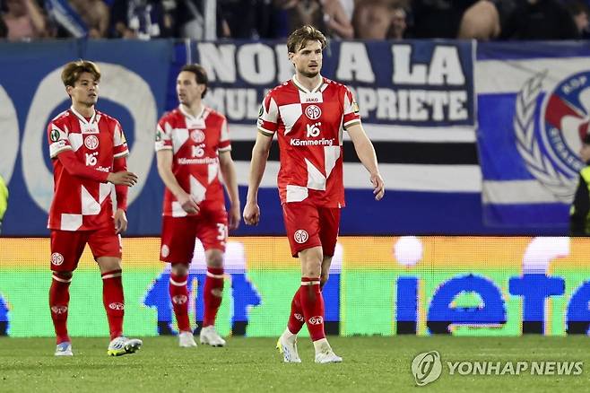 UECL 4강 진출에 실패한 마인츠 선수들. [EPA=연합뉴스]