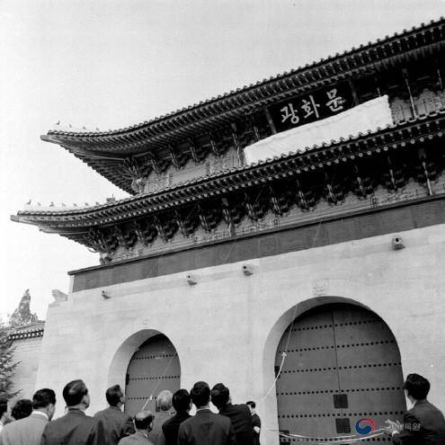 1968년 복원된 광화문에 걸린 박정희 친필 현판 1968년 12월 11일, 광화문 복원 준공식이 거행됐다. 기념식에서 박정희 대통령은 "광화문이 그 우람한 원모습을 나타냈다. 번영하는 자주국가로서의 자세를 굳건히 하려는 우리의 표상"이라고 말했다. [국가기록원 자료]