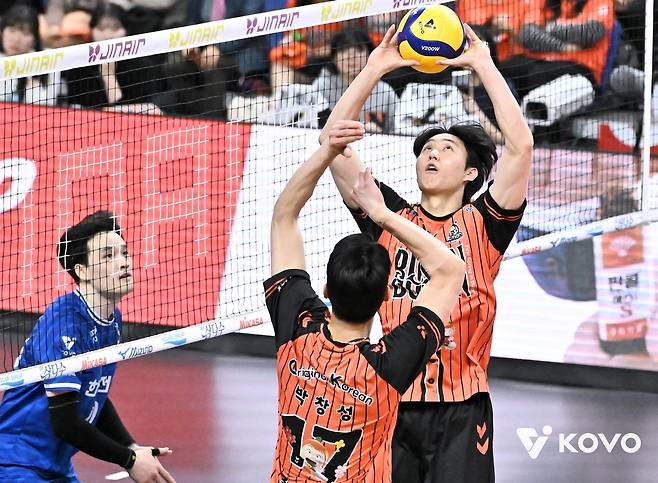 OK저축은행에서 뛴 세터 이민규(오른쪽) [한국배구연맹 제공. 재판매 및 DB 금지]