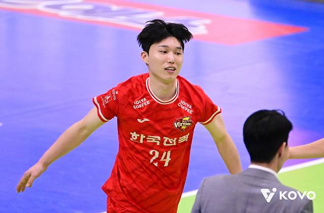한국전력에서 뛴 리베로 장지원(중앙) [한국배구연맹 제공. 재판매 및 DB 금지]