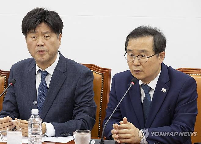 김용 전 민주연구원 부원장, 검찰 기소 비판하는 이건태 의원 (서울=연합뉴스) 황광모 기자 = 더불어민주당 이건태 의원이 13일 국회에서 열린 대장동 일당으로부터 금품을 받은 혐의로 법정 구속됐다가 지난해 보석으로 석방된 김용 전 민주연구원 부원장 기자간담회에서 검찰 기소의 문제점에 대해 설명하고 있다. 2026.4.13 hkmpooh@yna.co.kr