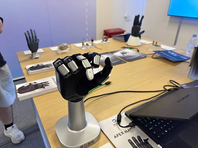 미세한 동작 가능한 로봇 손 (선전=연합뉴스) 정성조 특파원 = 16일 중국 광둥성 선전의 로봇 업체 덱셀로보틱스가 제작한 손 로봇의 모습. 2026.4.17 xing@yna.co.kr